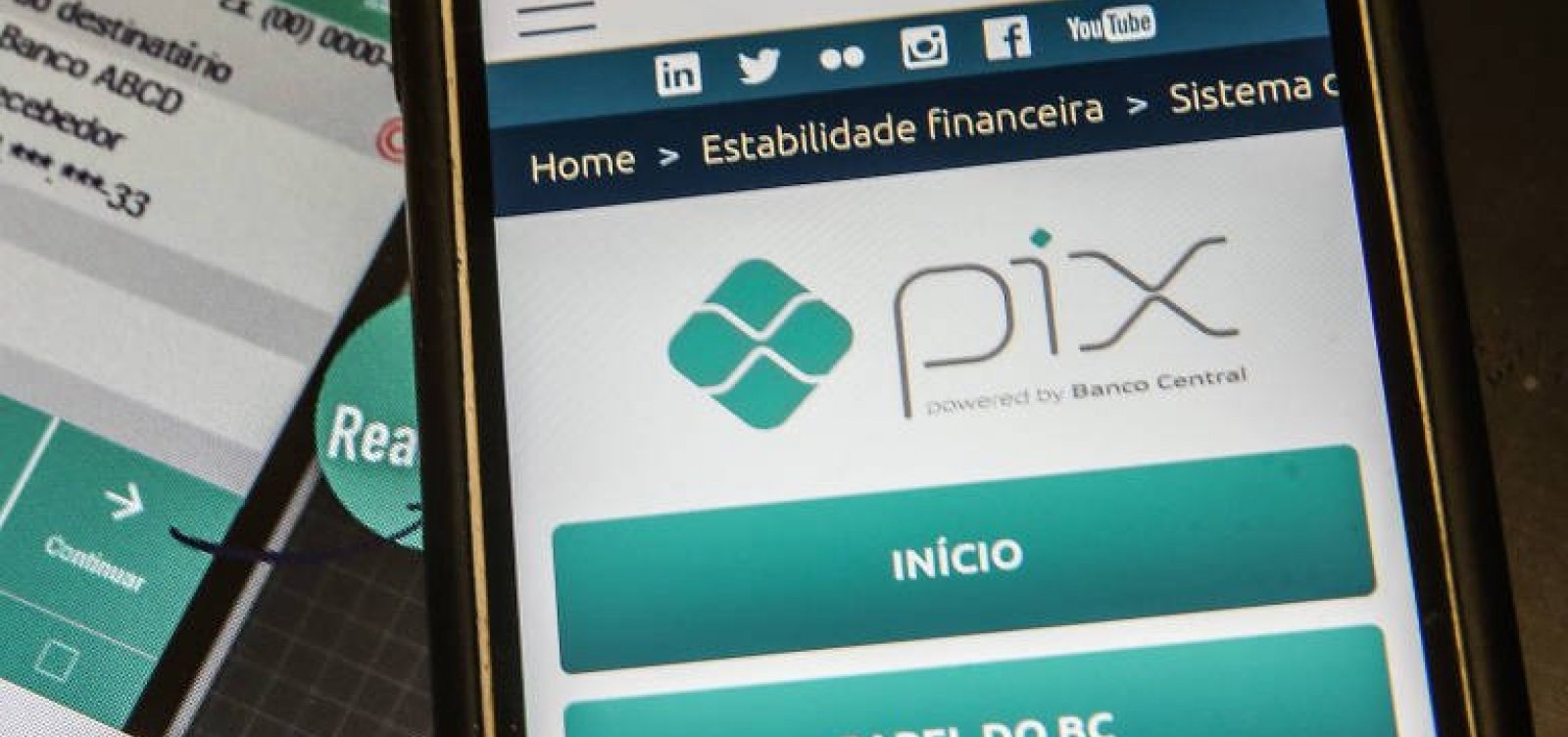 Pix ultrapassa cartão de crédito e vira principal meio de pagamento para compra online no Brasil, diz pesquisa