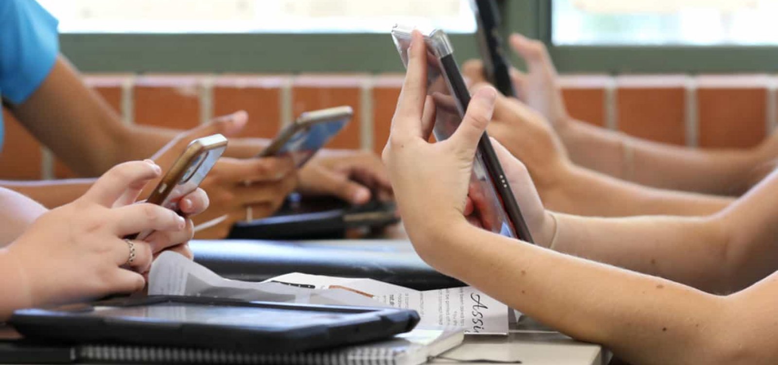 70% das escolas particulares visam endurecer regras quanto ao uso de celular 