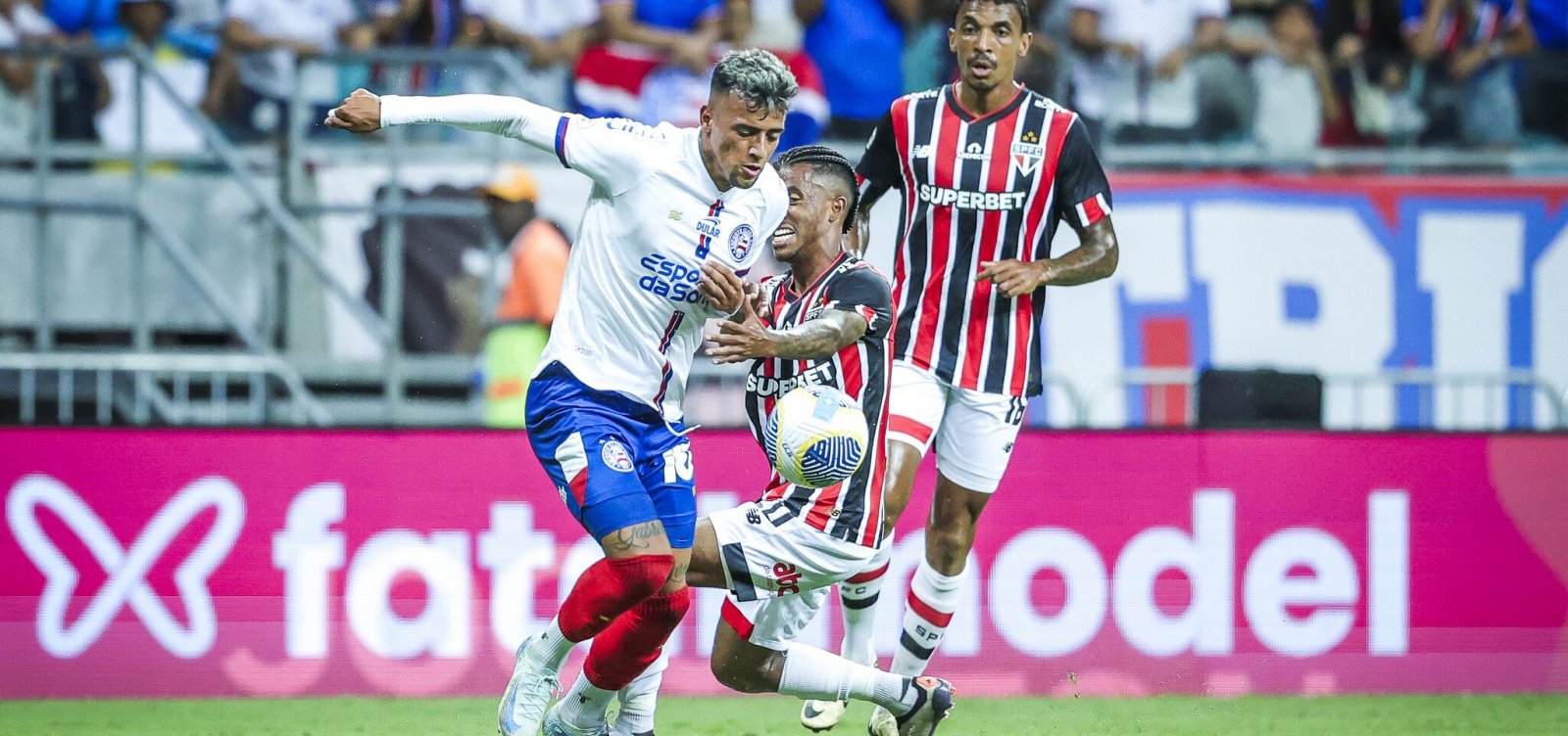 Com falha de Marcos Felipe, Bahia perde para o São Paulo em noite desastrosa na Fonte Nova