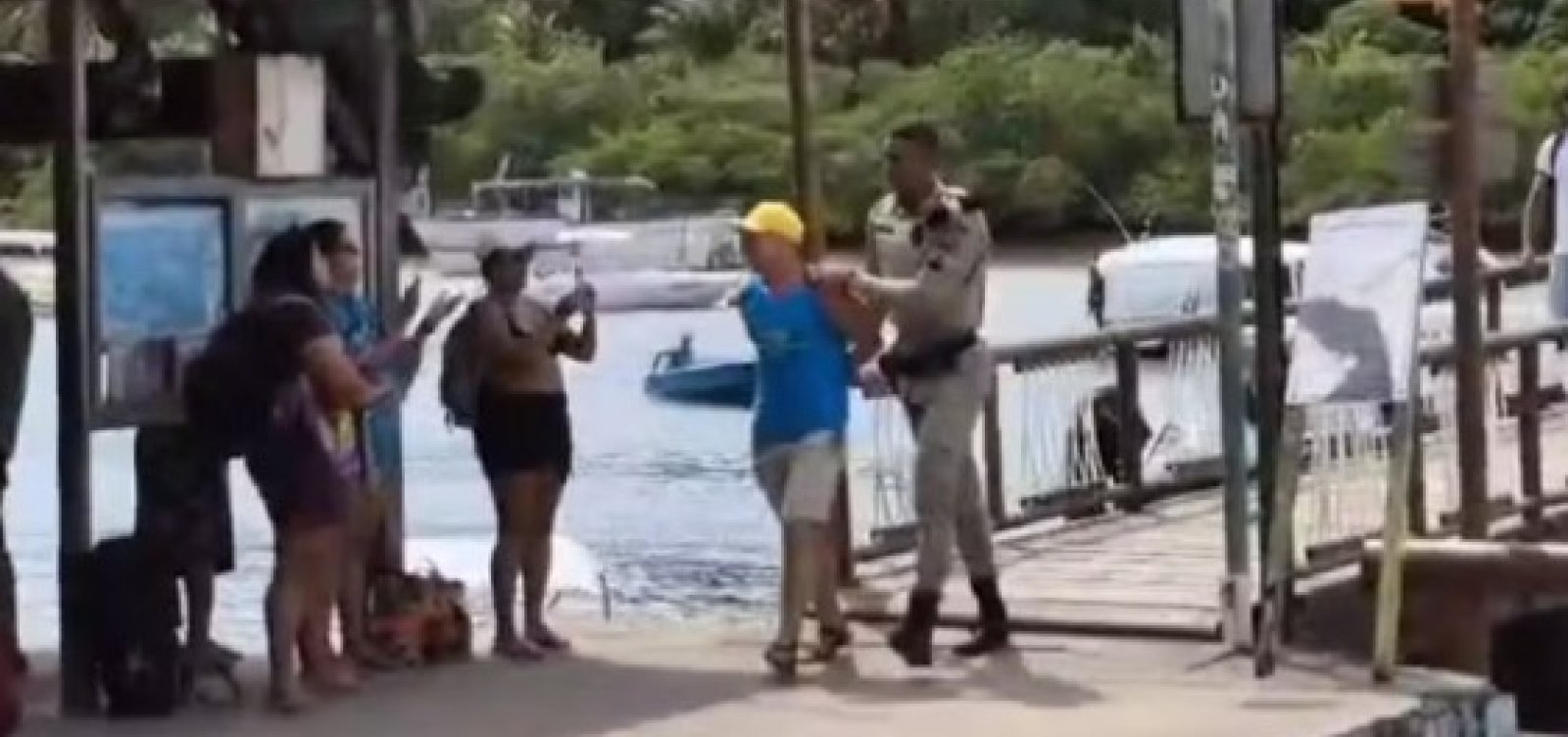 Turista israelense é preso em Boipeba após chamar homem de 'macaco' e tentar subornar PMs