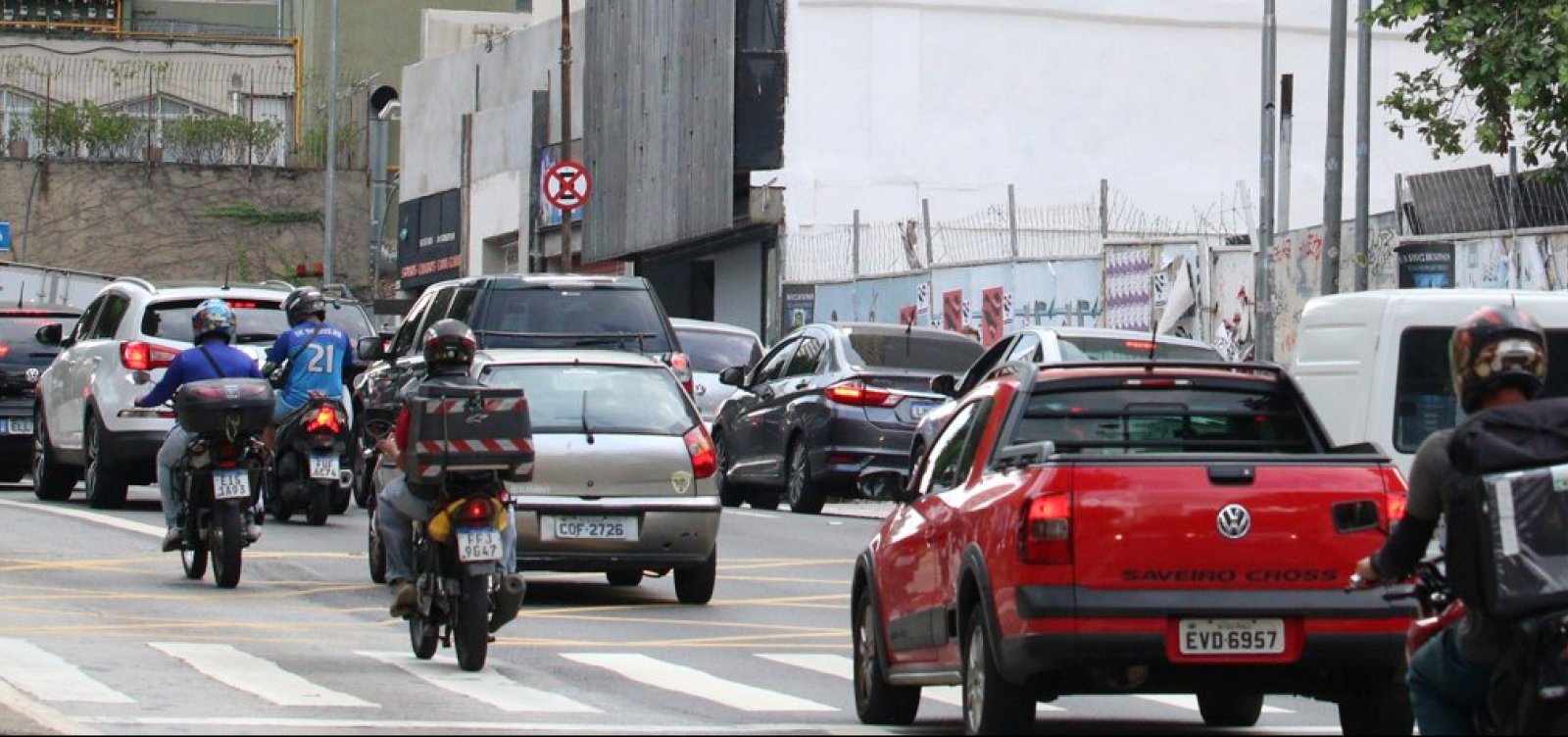 PL prevê suspensão de CNH por 1 ano e multa de quase R$ 3 mil em manobras arriscadas