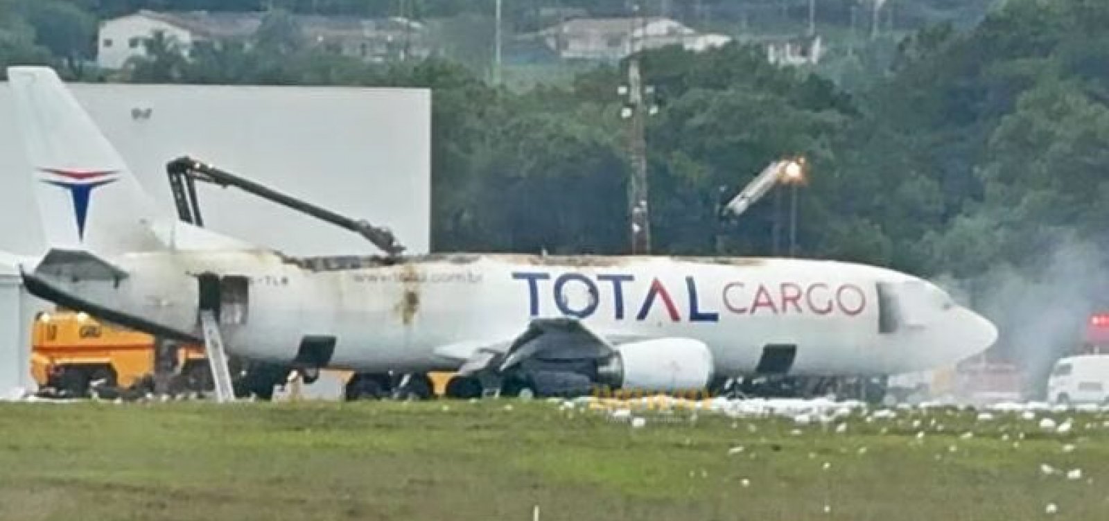 Avião cargueiro pega fogo e faz pouso de emergência em SP 