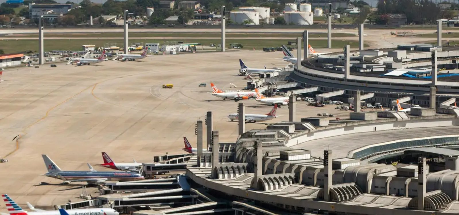 Aviões da Força Aérea do Reino Unido fazem pouso de emergência no Rio