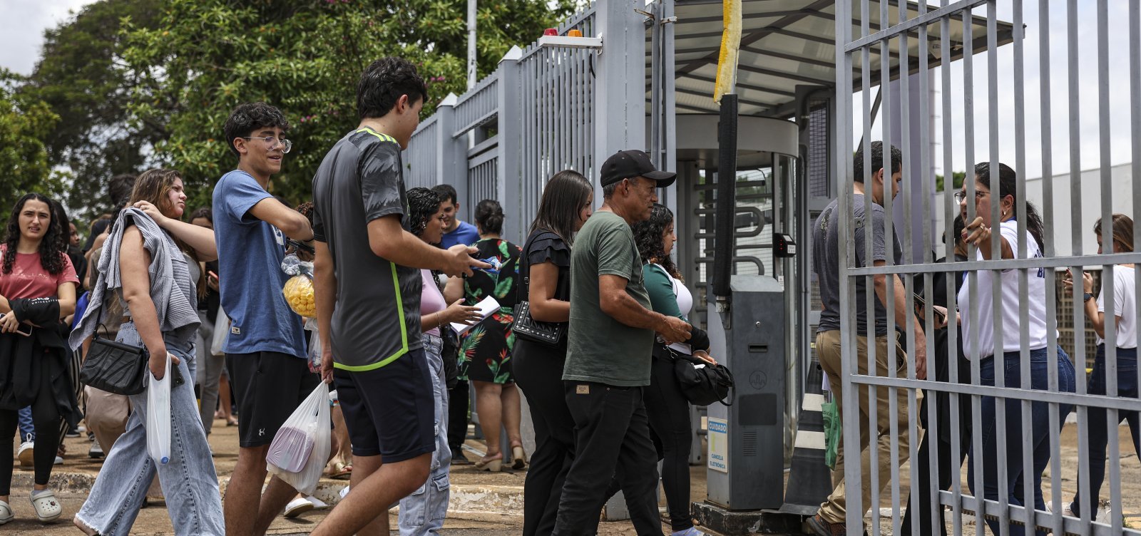 Cerca de 3 milhões de alunos fazem provas do Enem neste domingo