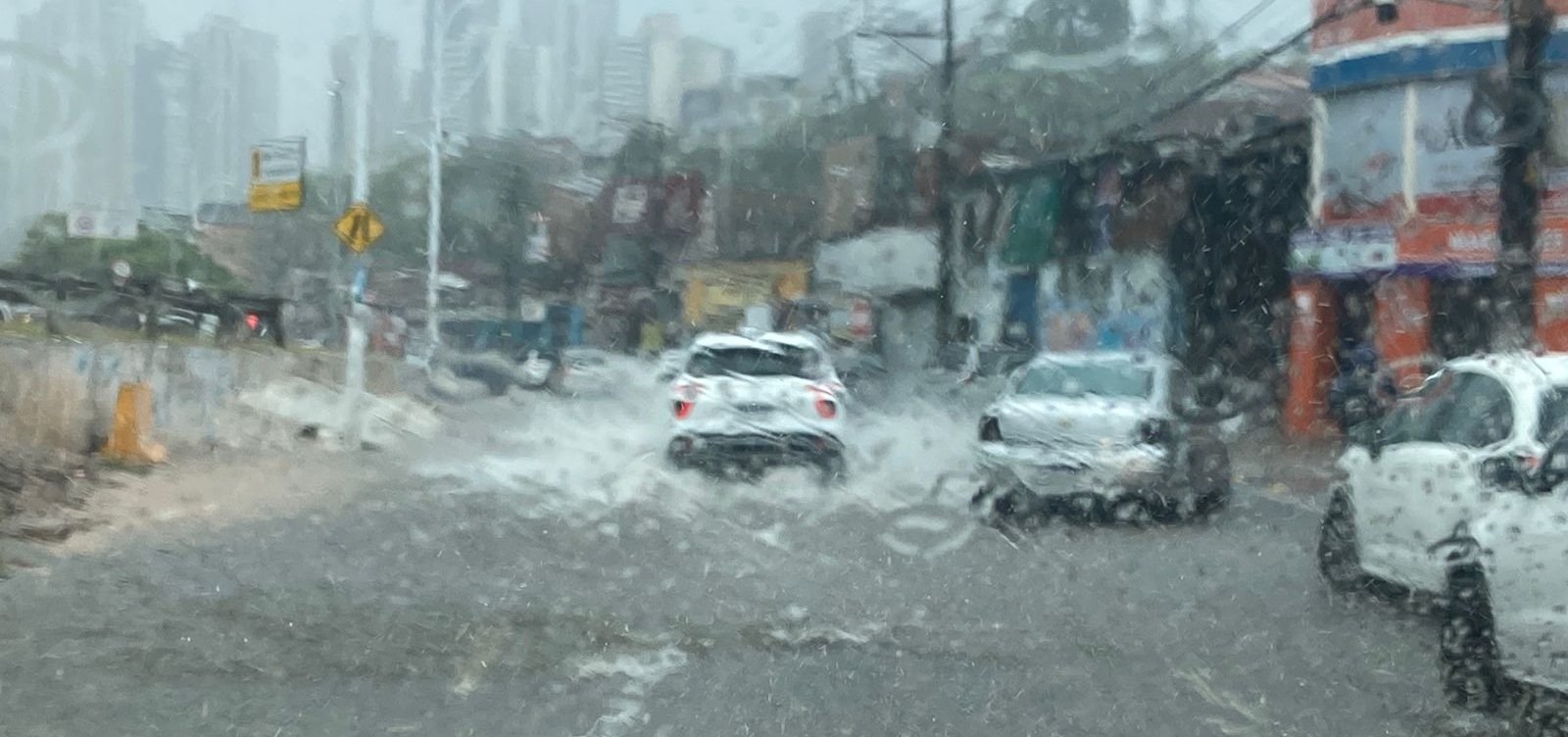 Desabamento e ameaças de deslizamento: chuva causa transtornos em Salvador nesta segunda-feira