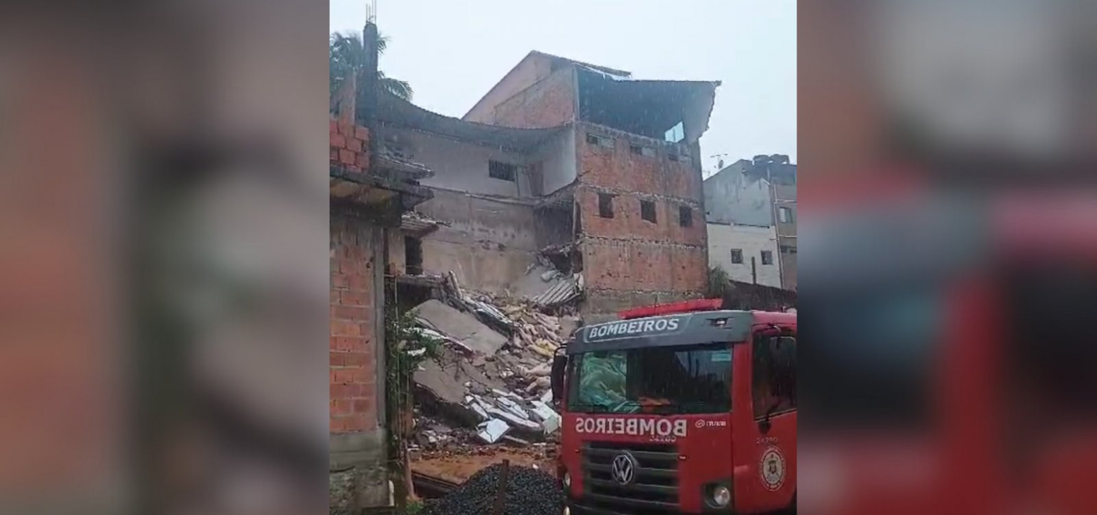 Prédio desaba no bairro de Alto de Coutos devido as fortes chuvas em Salvador