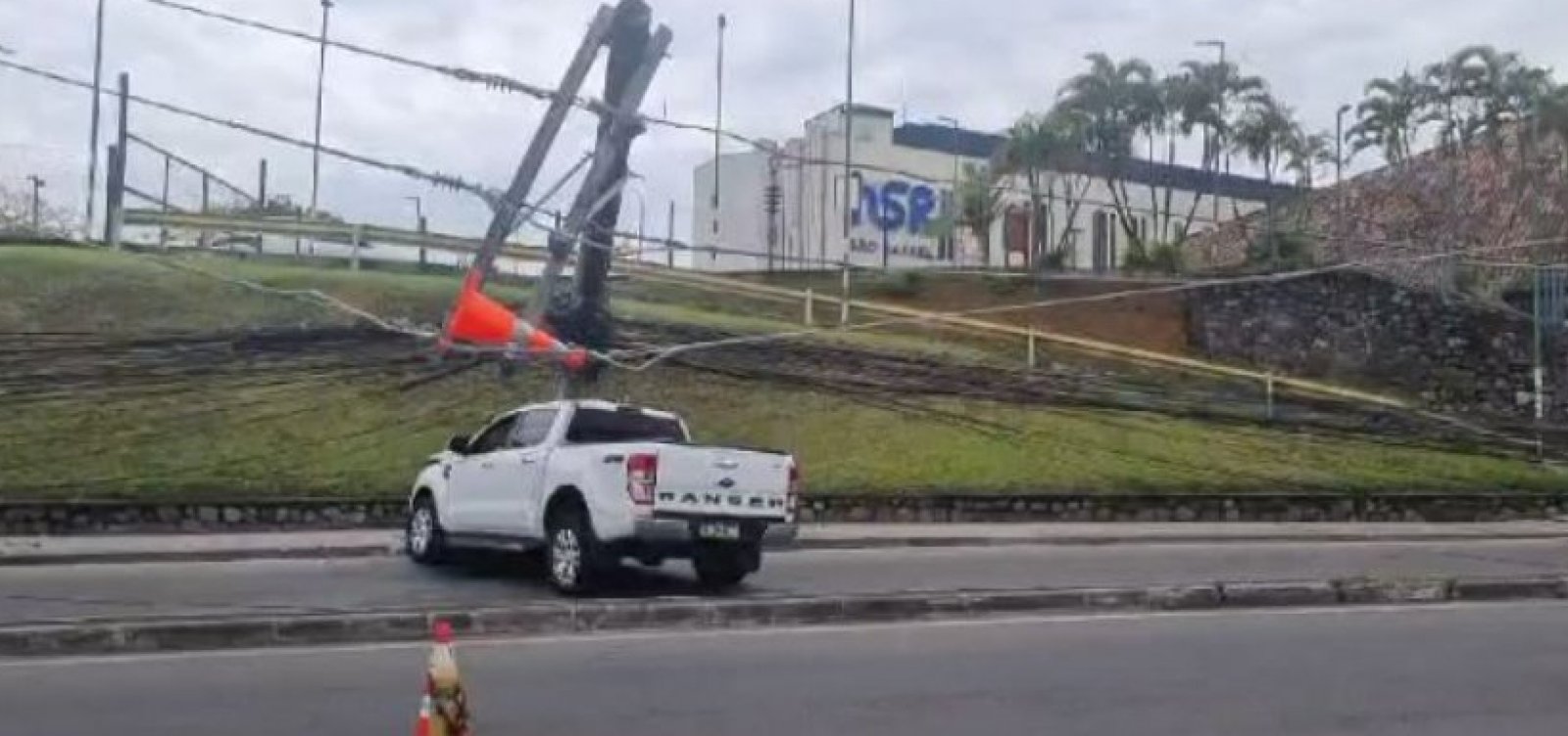 Carro derruba postes e interdita trânsito na Avenida São Rafael