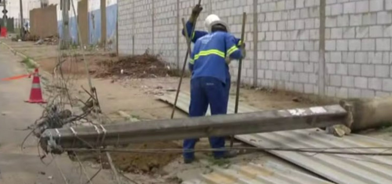 Motorista de carreta-baú perde controle do veículo, bate e derruba postes na Bahia