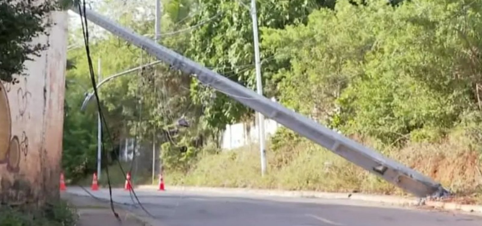 Carro derruba poste e interdita rua em Itapuã