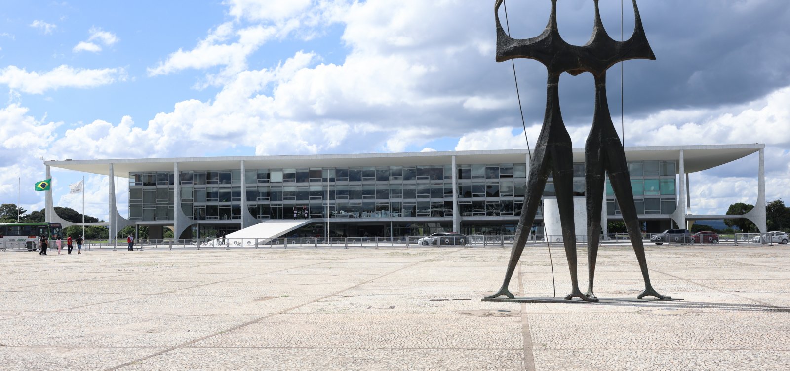 Esplanada dos Ministérios tem atividades suspensas após ataque com bombas