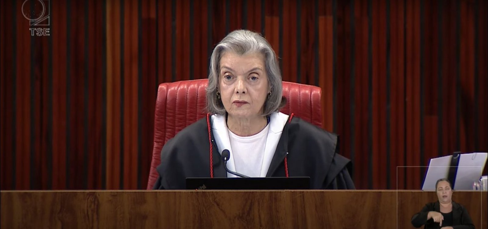 Justiça continua a trabalhar com destemor, diz Cármen Lúcia após atentado 