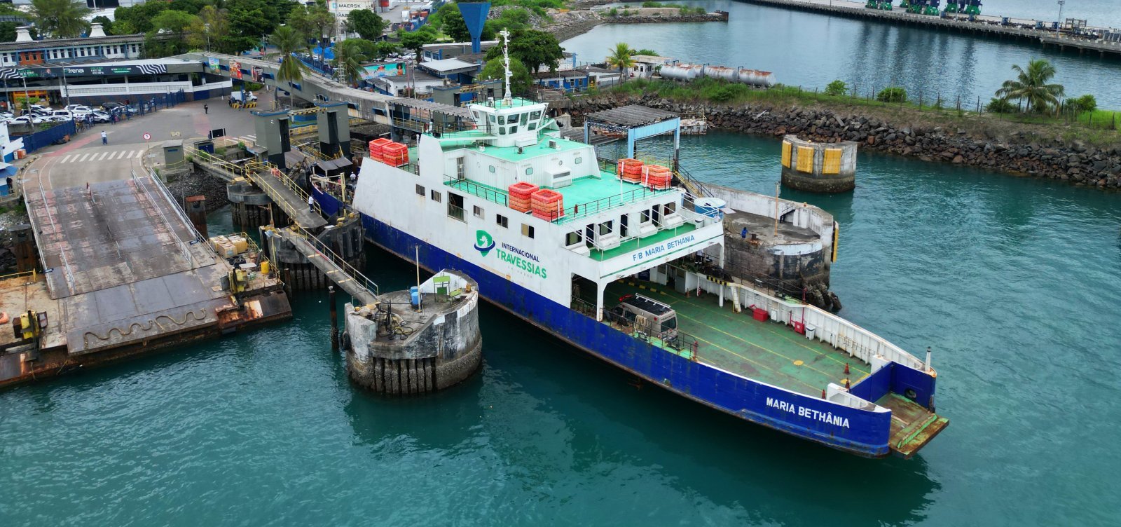 Fila de veículos do ferry-boat ultrapassa 4 horas em véspera de feriado