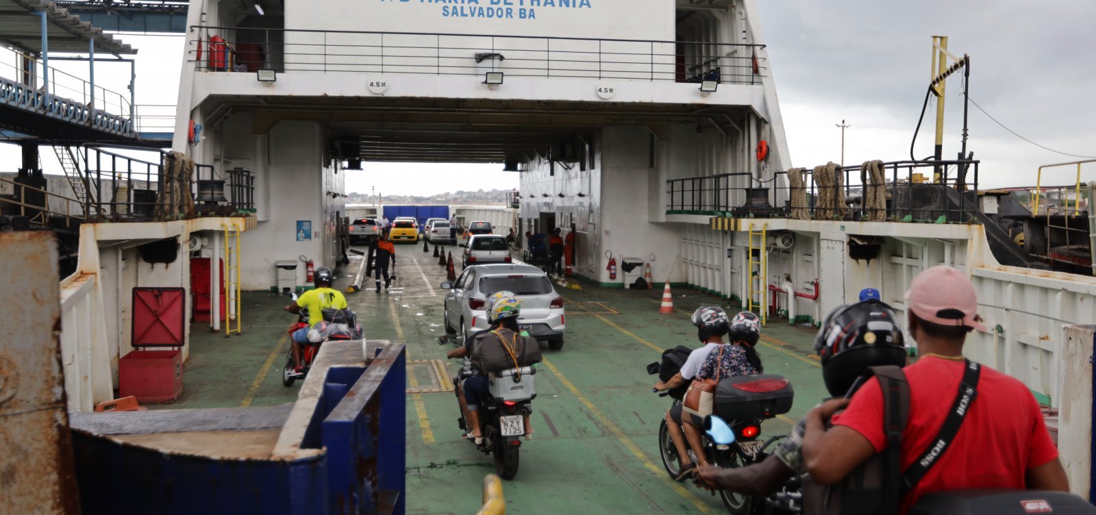 Fila de veículos do ferry-boat ultrapassa 4 horas no Terminal Bom Despacho 