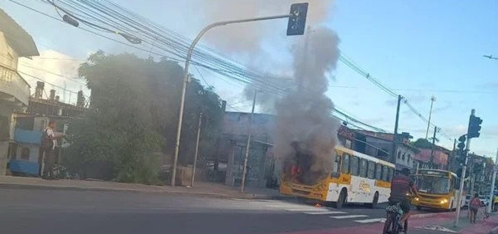 Ônibus pega fogo na Suburbana e causa lentidão no trânsito 