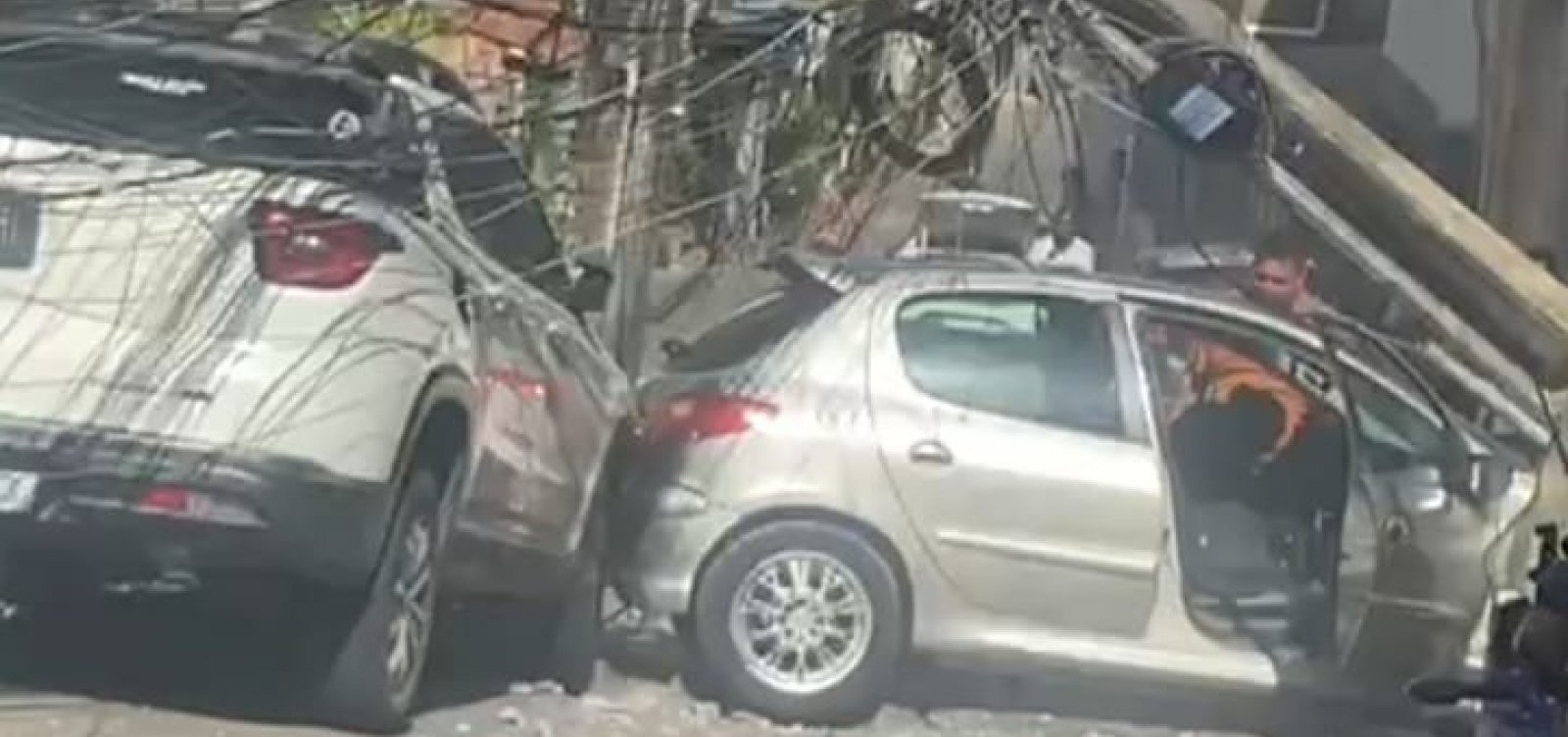 Carro derruba poste e fecha via em Salvador