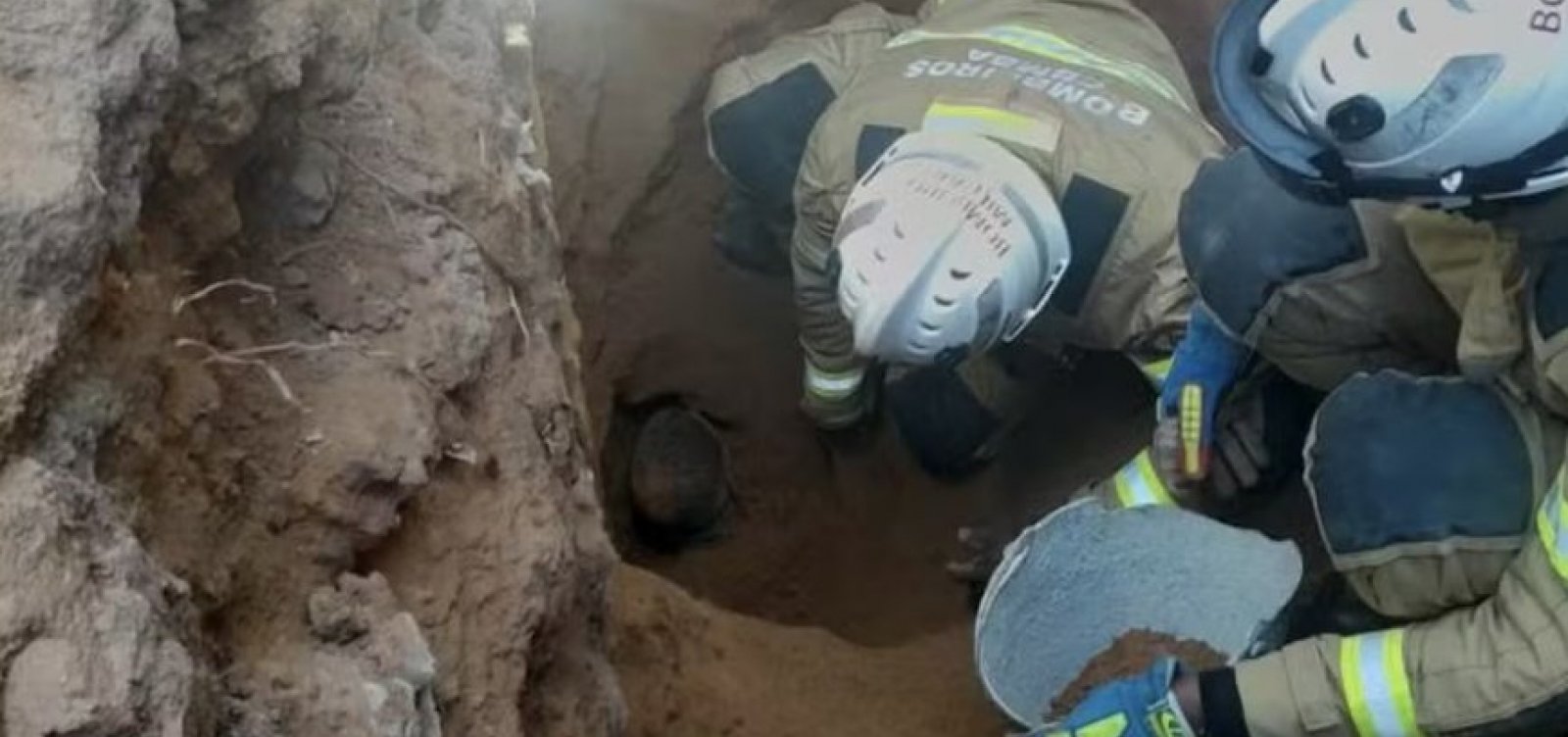 Homem é resgatado após ficar soterrado por três horas em obra em Salvador