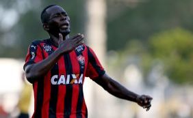 Vitória oficializa acerto e anuncia volta do zagueiro Kanu