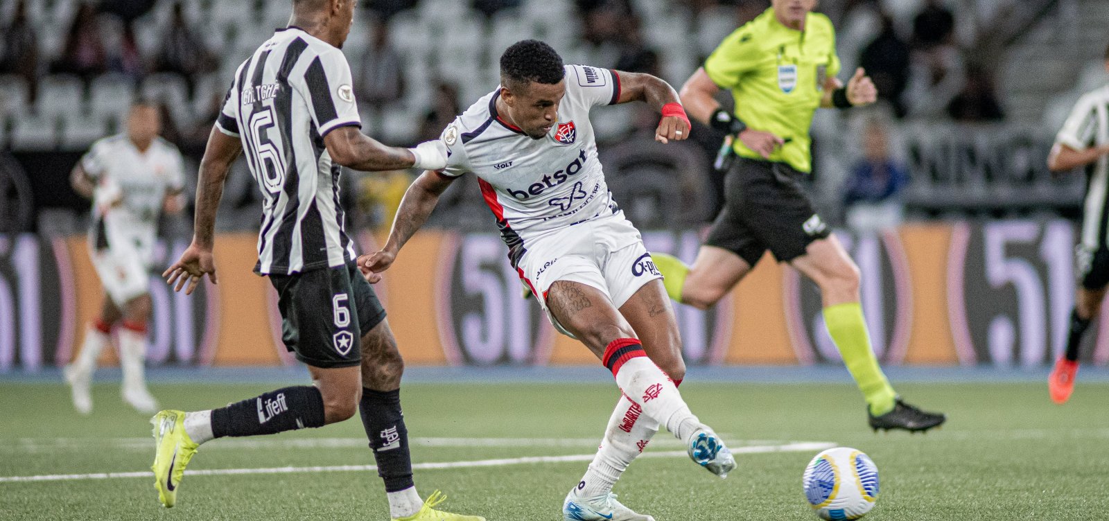 Vitória sai na frente, mas cede o empate ao Botafogo no gol contra de Wagner Leonardo