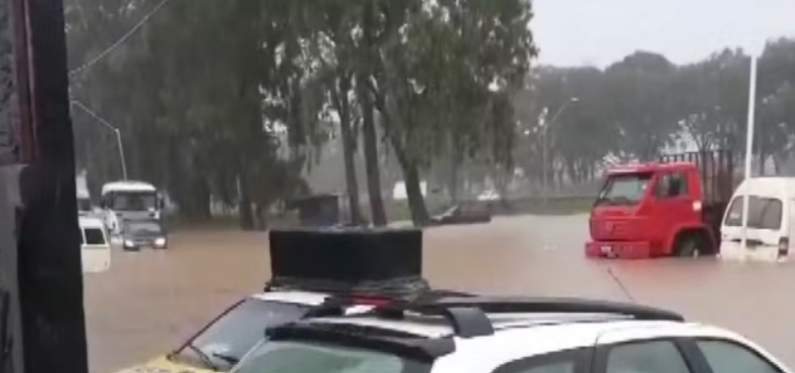 Alagamentos cobrem ruas e carros em Vitória da Conquista após fortes chuvas no Sudoeste