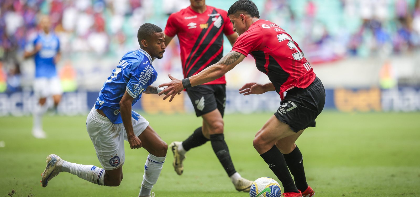 No apagar das luzes, Bahia arranca empate com o Athletico-PR na Fonte Nova