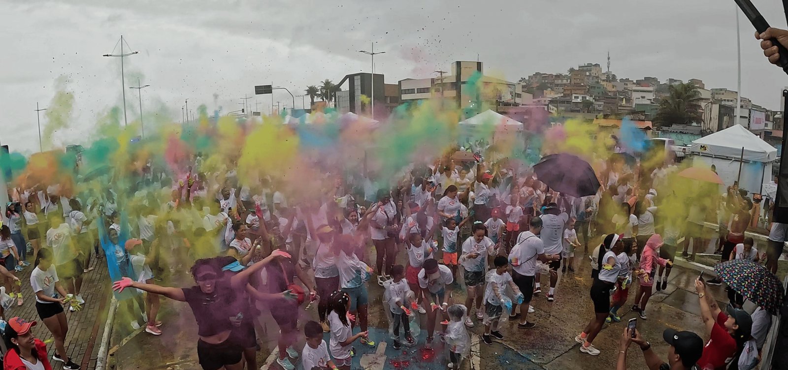 6º Corrida Colorida do Martagão reúne milhares de pessoas na orla Salvador
