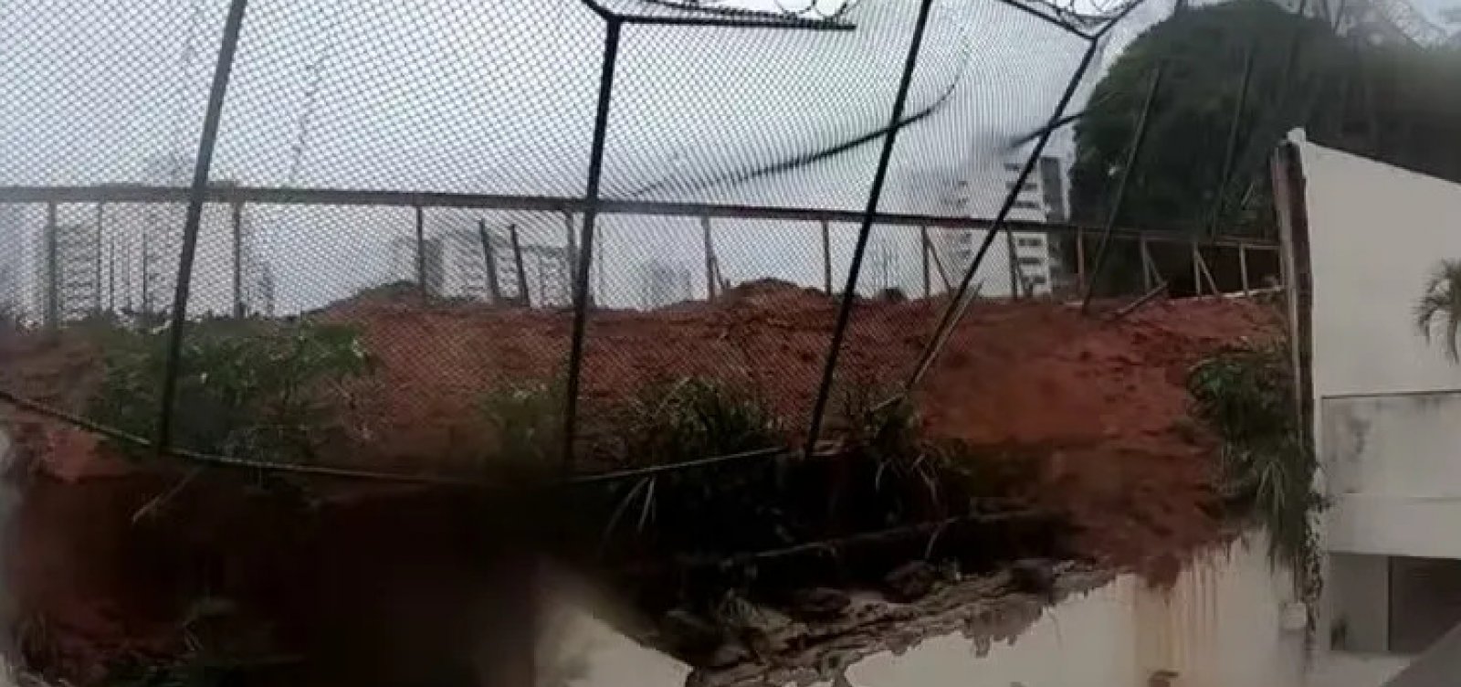 Com fortes chuvas, muro desaba em bairro de Salvador