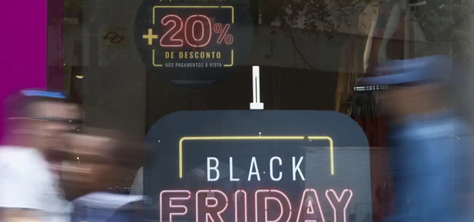 70% dos consumidores devem usar 13º para comprar na Black Friday, revela pesquisa