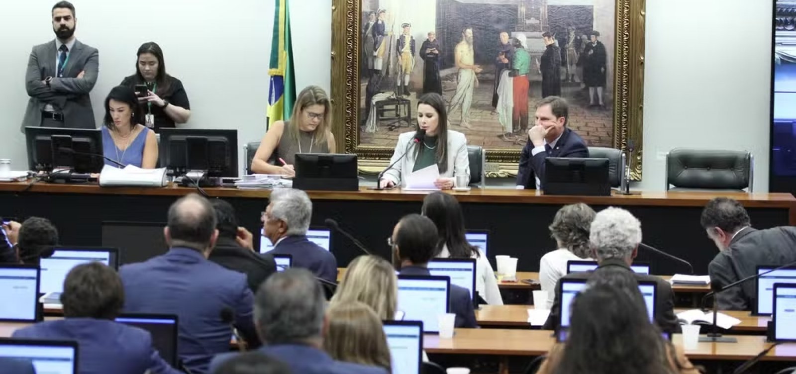 CCJ da Câmara aprova PEC que proíbe aborto legal no Brasil