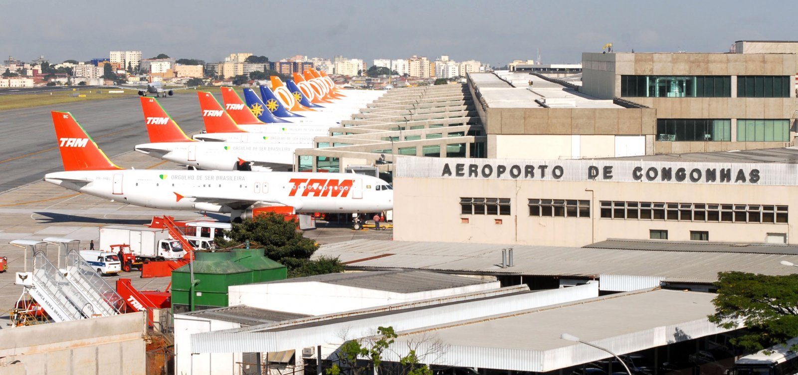 Aeroporto de Congonhas tem mais de 70 voos cancelados por  fortes chuvas