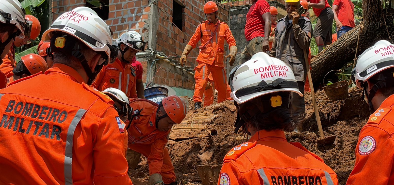 Bombeiros encontram corpo de jovem desaparecido após soterramento em Saramandaia