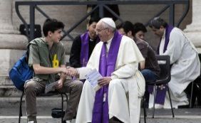 Papa Francisco aparece de surpresa e ouve confissões de jovens no Vaticano
