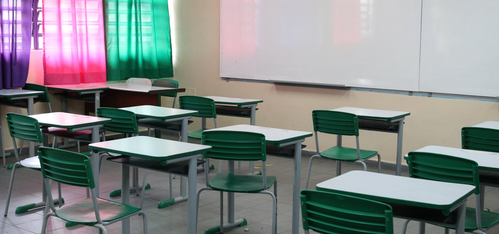 Estudante dispara arma contra rosto de colega dentro de escola