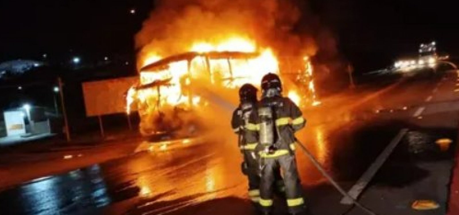 Ônibus que transportava mais de 40 estudantes pega fogo em Jequié