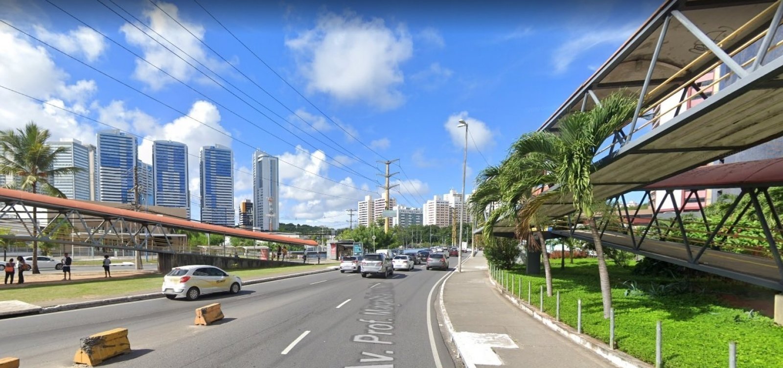 Acidente entre carro e motocicleta deixa um ferido na Av. Tancredo Neves