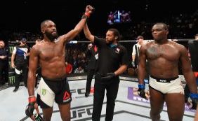 Jon Jones volta ao UFC e conquista cinturão interino dos meio pesados