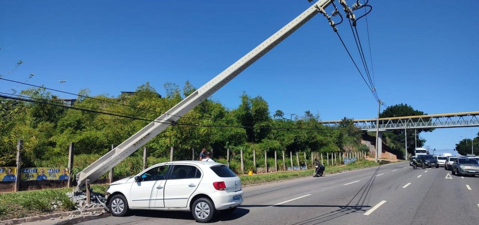 Acidente na Av. Paralela deixa trânsito congestionado no sentido Centro