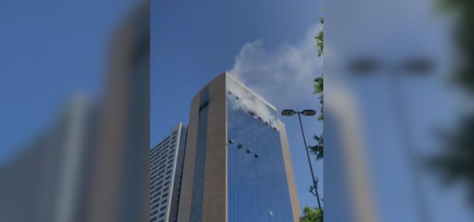 Edifício Thomé de Souza em Salvador é atingido por incêndio nesta segunda-feira 