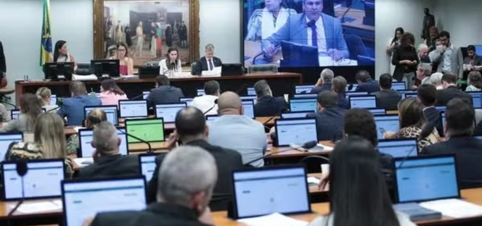 CCJ da Câmara aprova projeto que prevê recontagem física de votos 