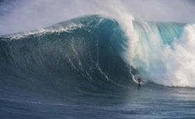 Baiano ganha prêmio por maior onda de 2015 em "Oscar" do surfe