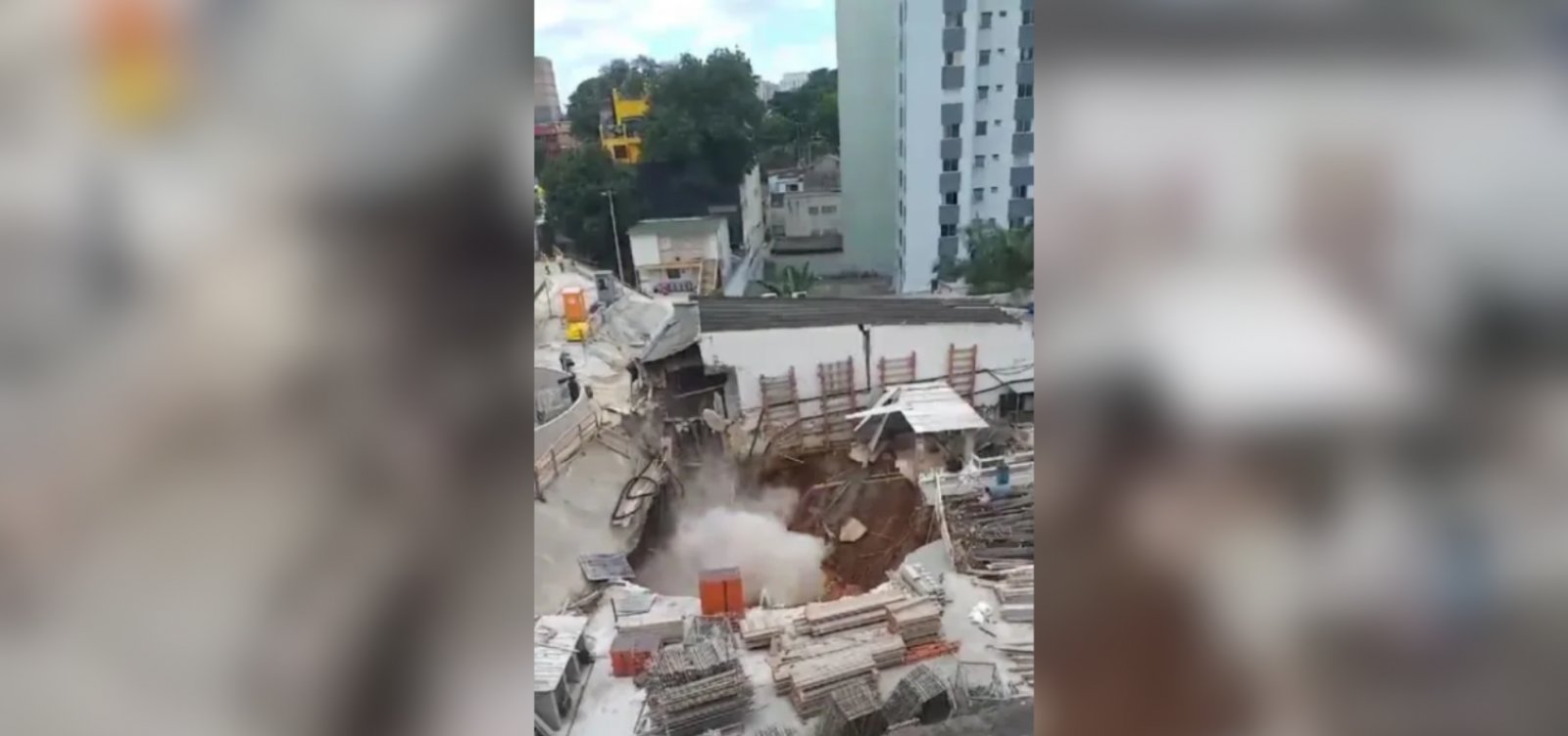 Deslizamento de terra provoca cratera em obra do metrô na Bela Vista em SP