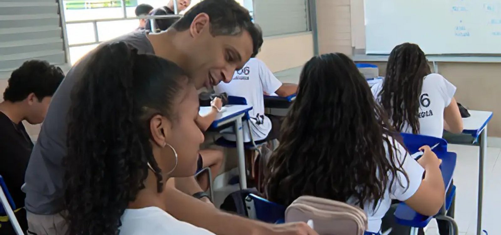 Líder da bancada da Educação na Câmara defende uso do celular no recreio