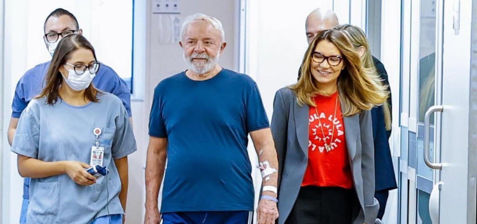 "Hoje foi dia de muita emoção", diz Janja sobre Lula caminhando em hospital