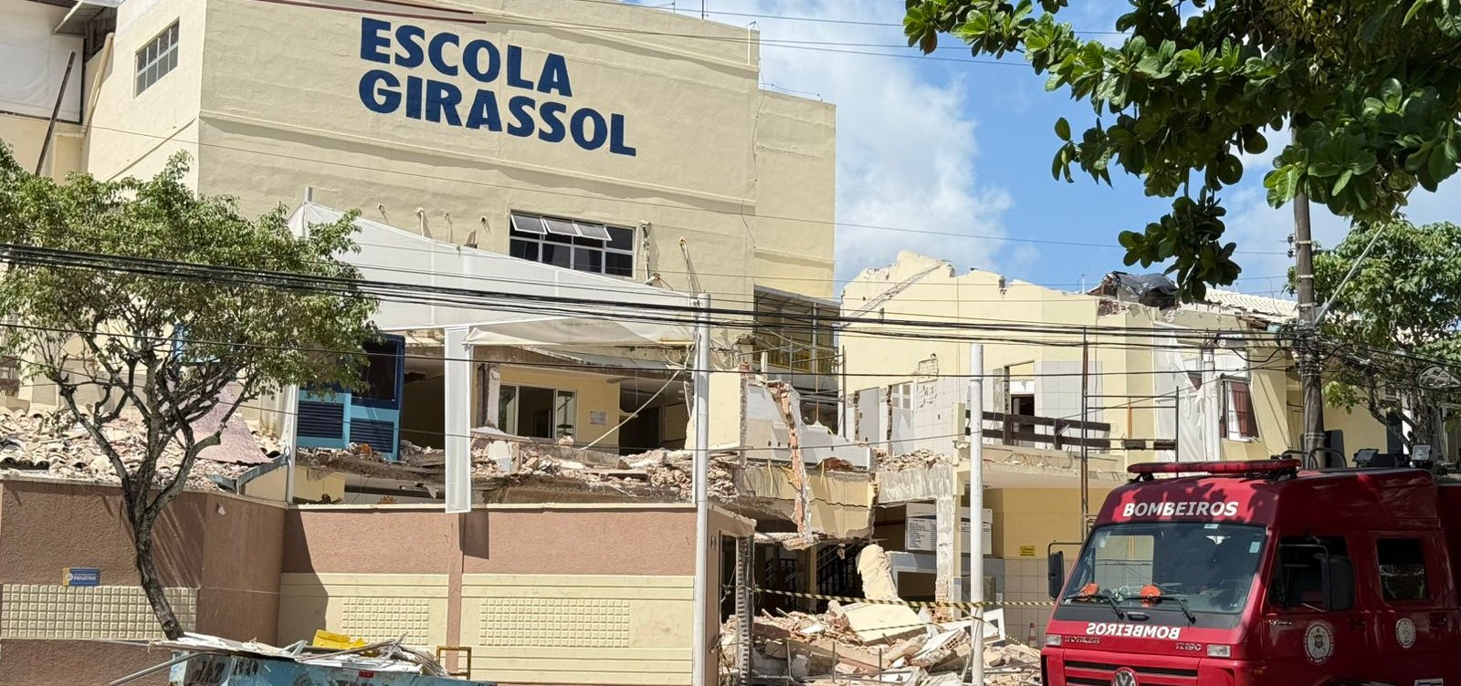 Parte de escola desaba no bairro do Itaigara neste sábado; cinco pessoas ficam feridas