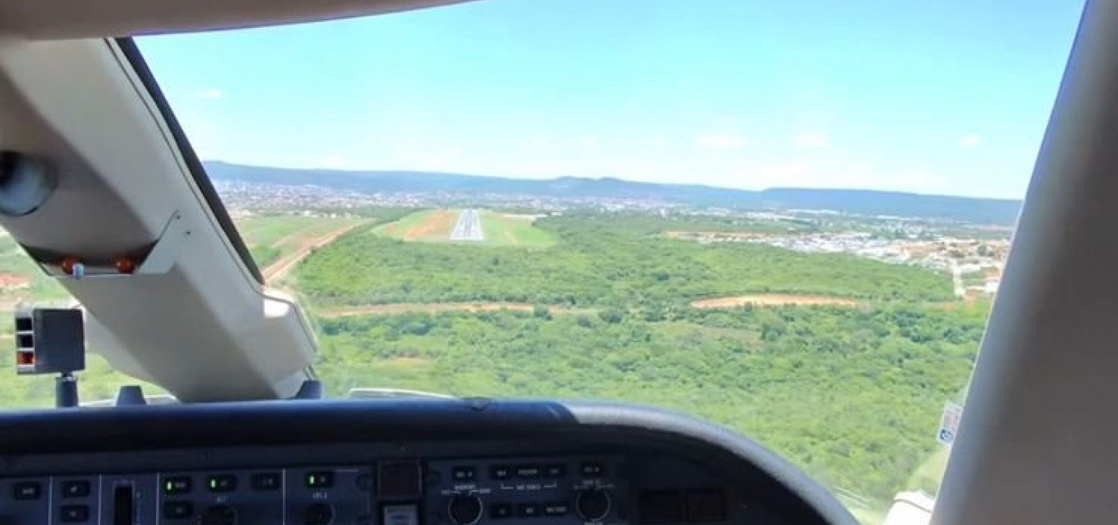 Piloto viraliza nas redes sociais após filmar decolagem no aeroporto de Salvador