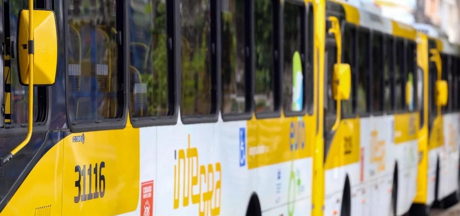 Passageira de ônibus fica gravemente ferida ao tentar tirar selfie com braço fora da janela