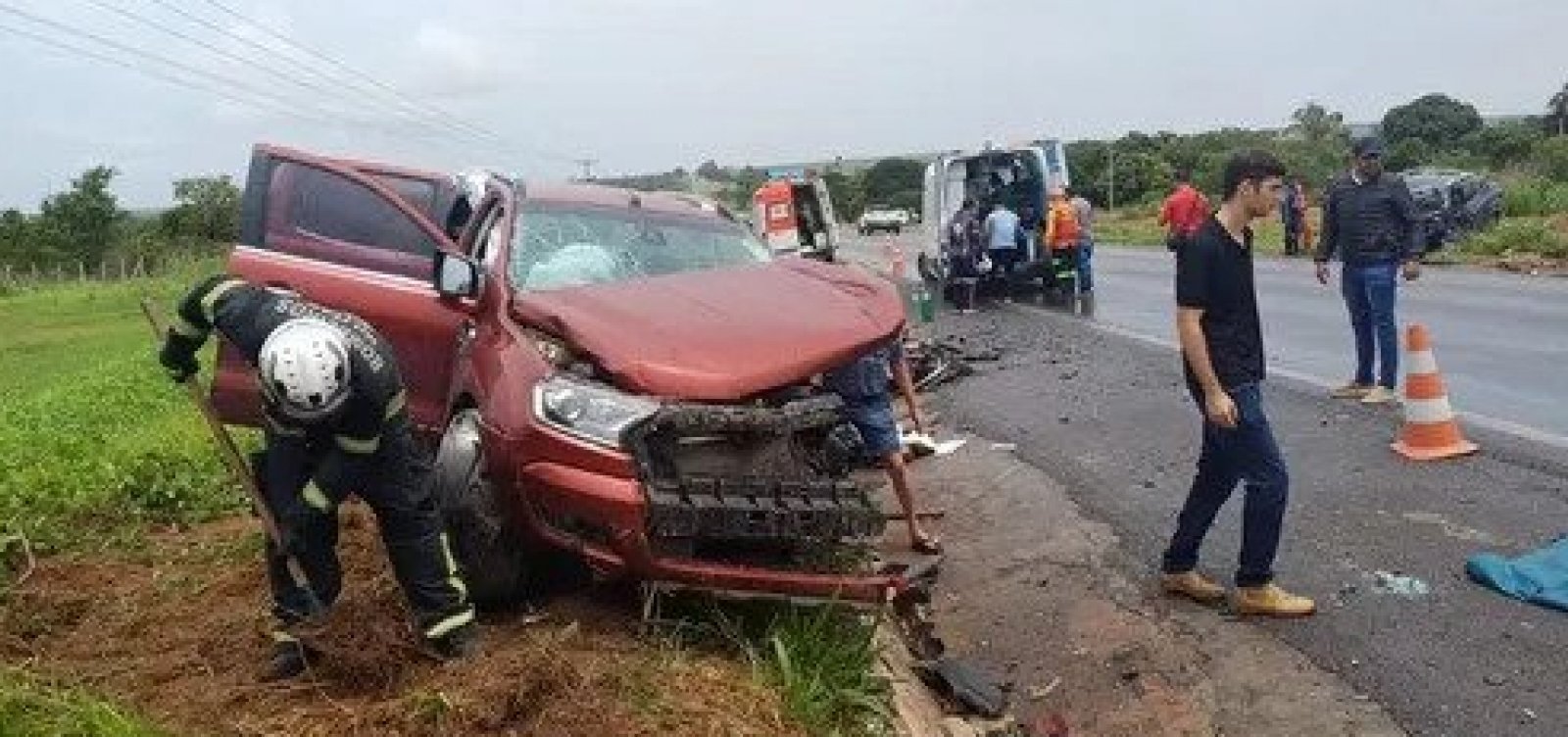 Batida entre caminhonetes deixa um morto e dois feridos no oeste da Bahia