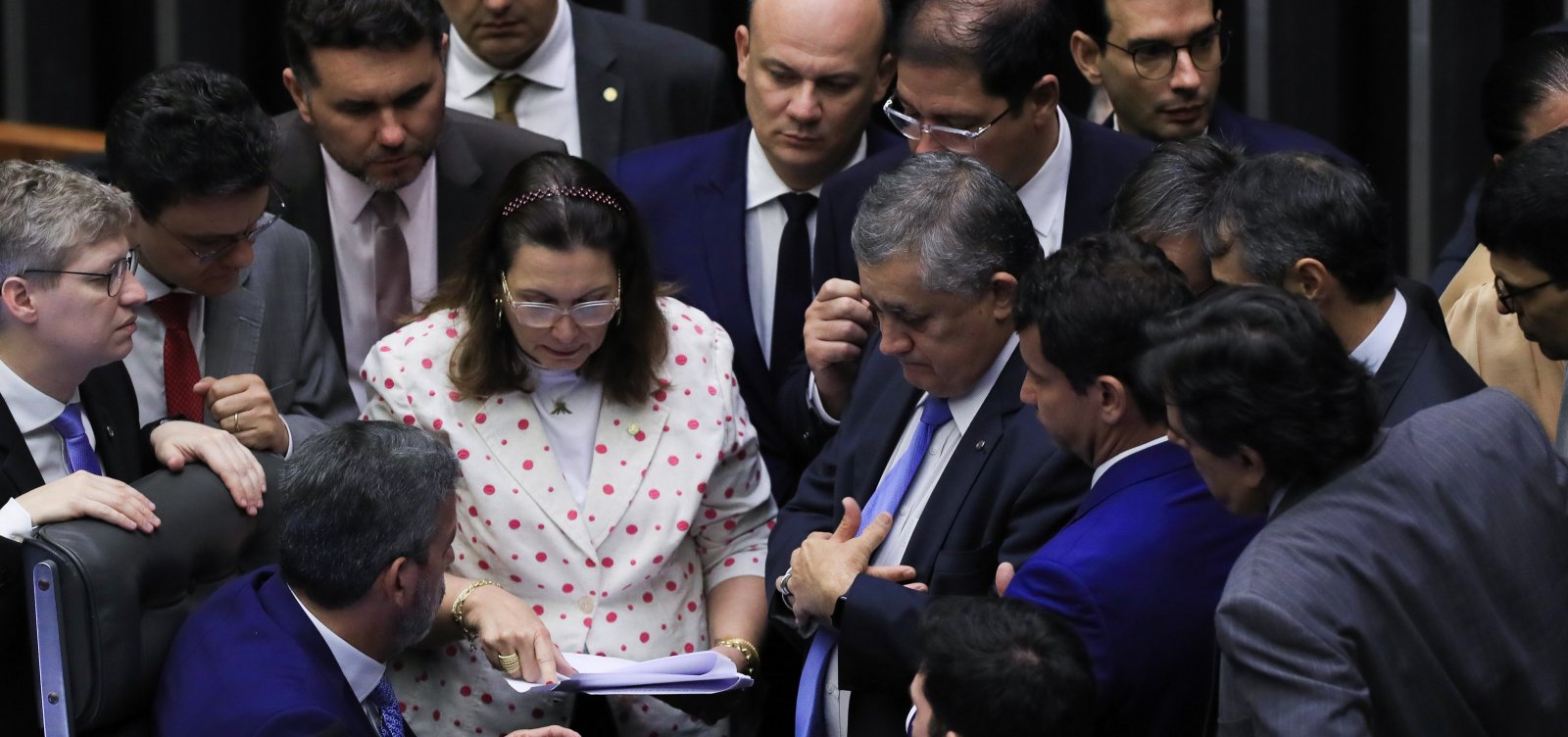 Câmara aprova em dois turnos PEC do corte de gastos do governo