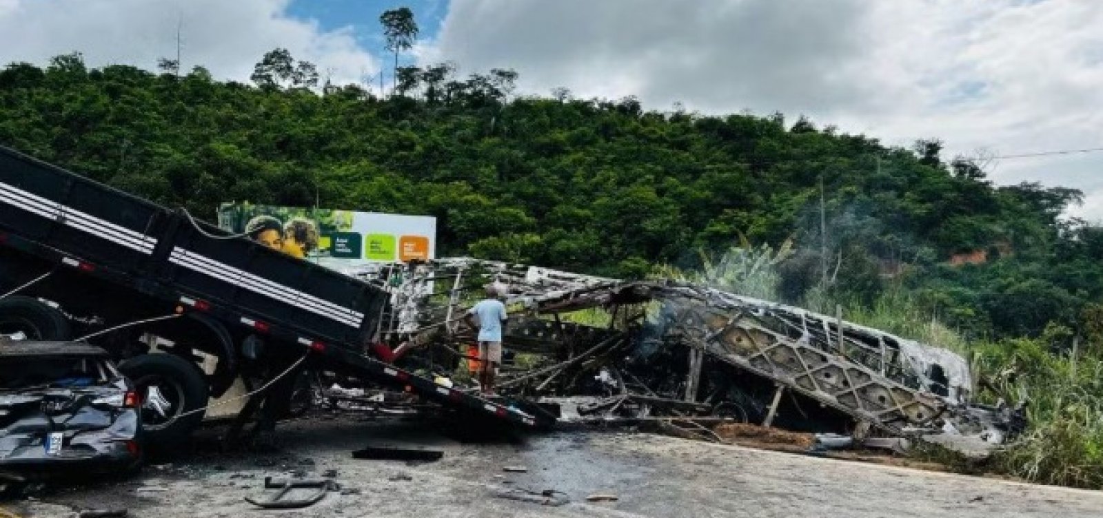 Tragédia na BR-116: Acidente com ônibus que seguia para Vitória da Conquista deixa 29 mortos