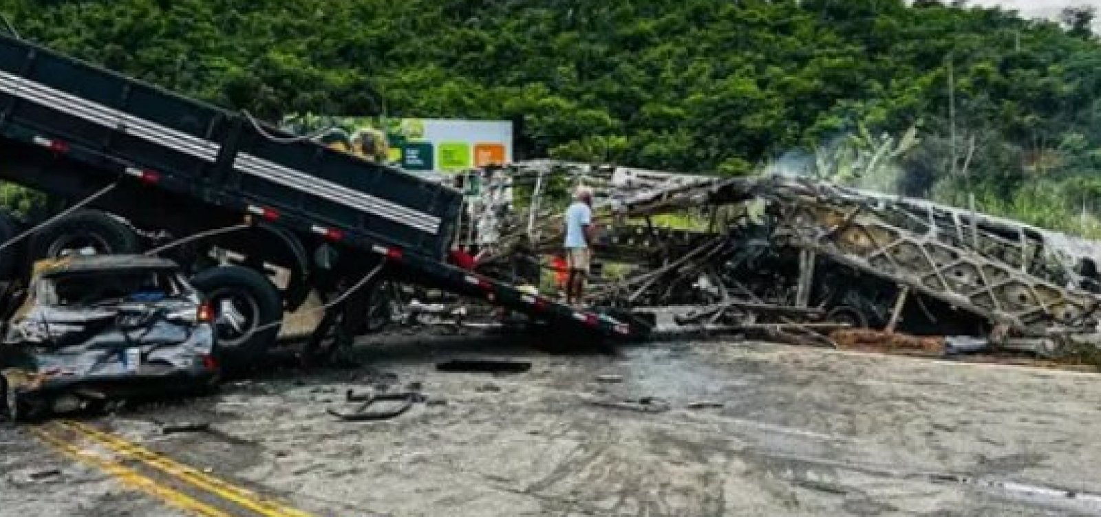 Governo da Bahia decreta luto de dois dias após mortes em acidente na BR-116