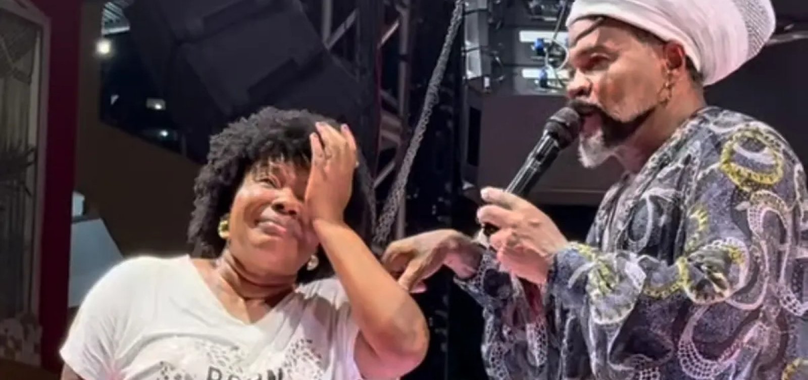 Margareth Menezes se emociona durante participação em show de Carlinhos Brown 